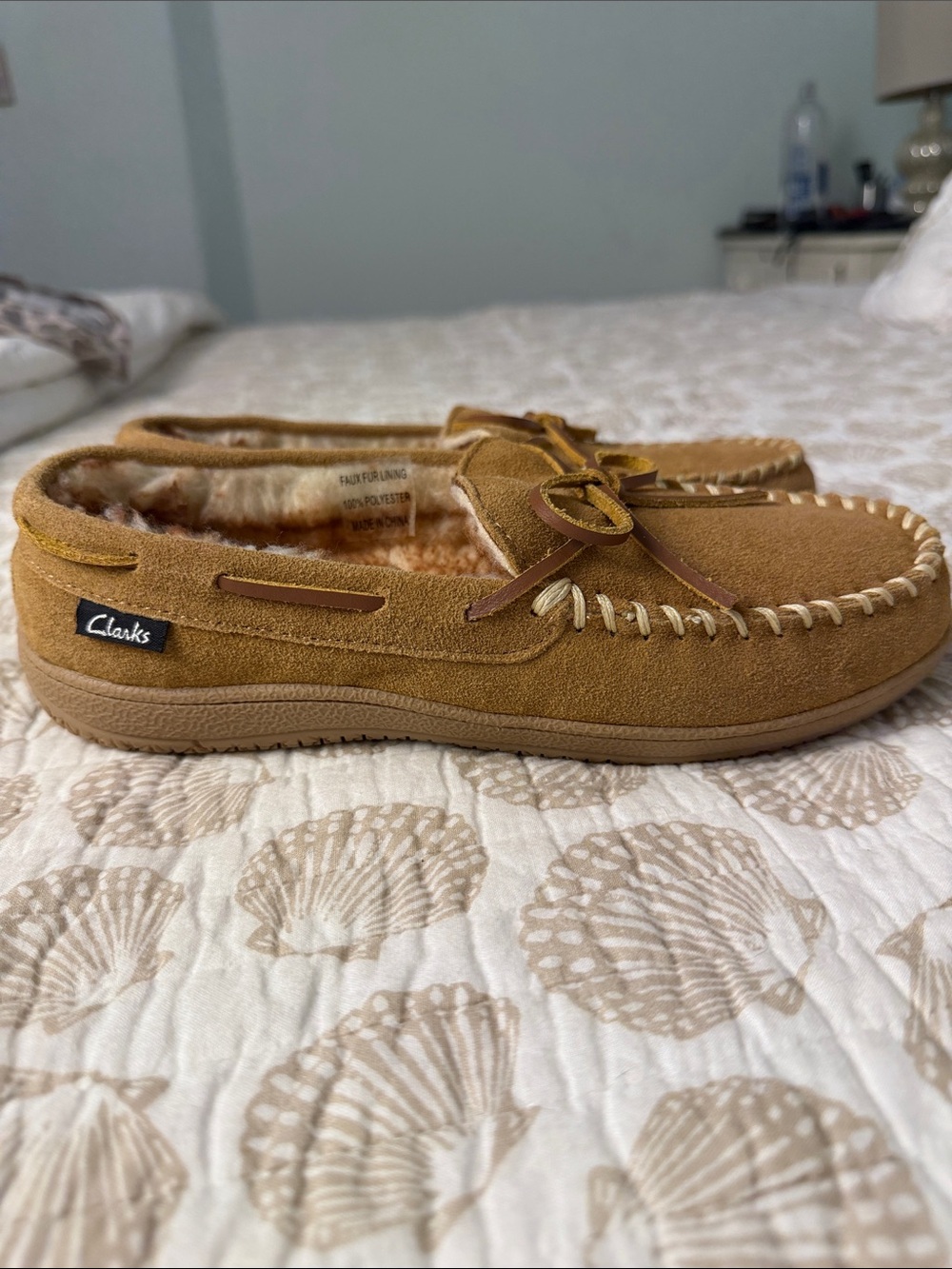 Clarks Tan Suede Moccasin Slippers with Faux Fur Lining sz 8